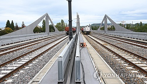 First test drives on the new Neckar Bridge